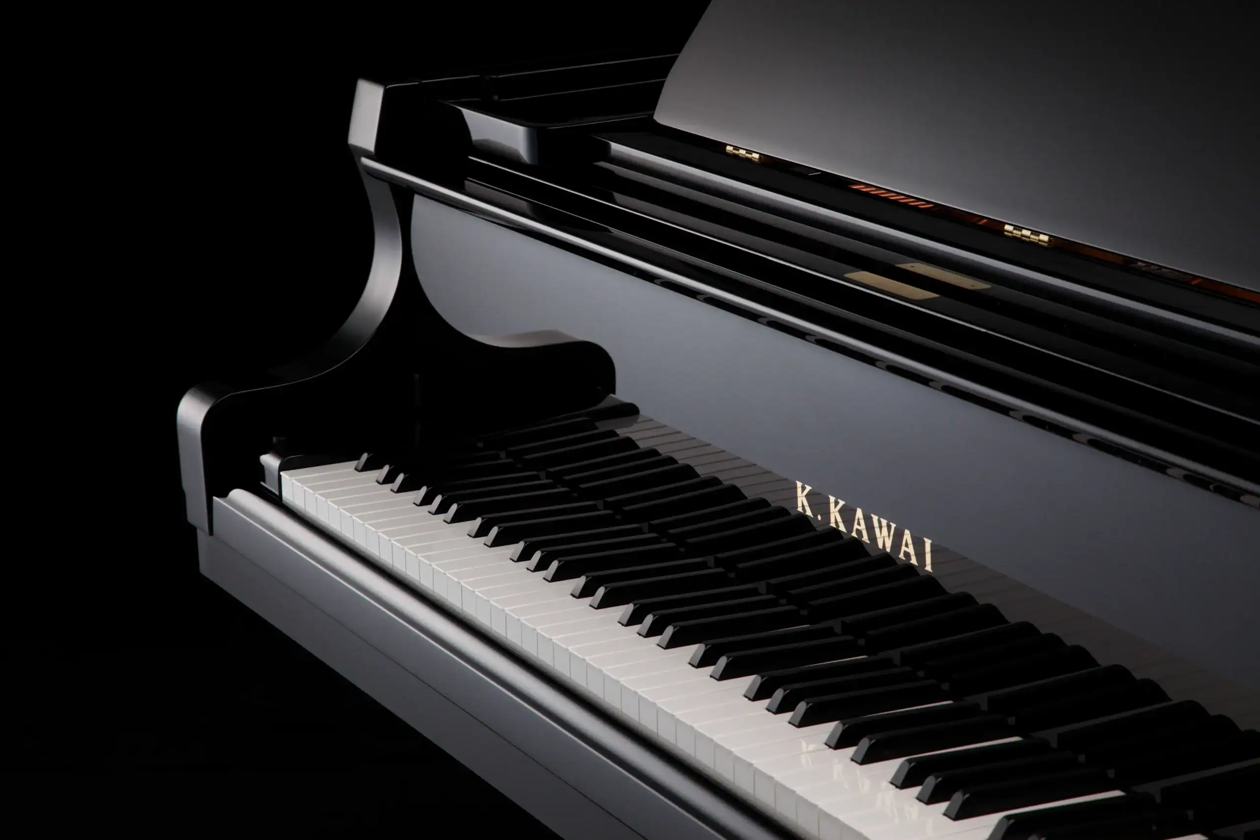 Mūsdienīgs Kawai GX-1 koncertklavieris melnā krāsā, ideāls mūzikas izpildījumiem.