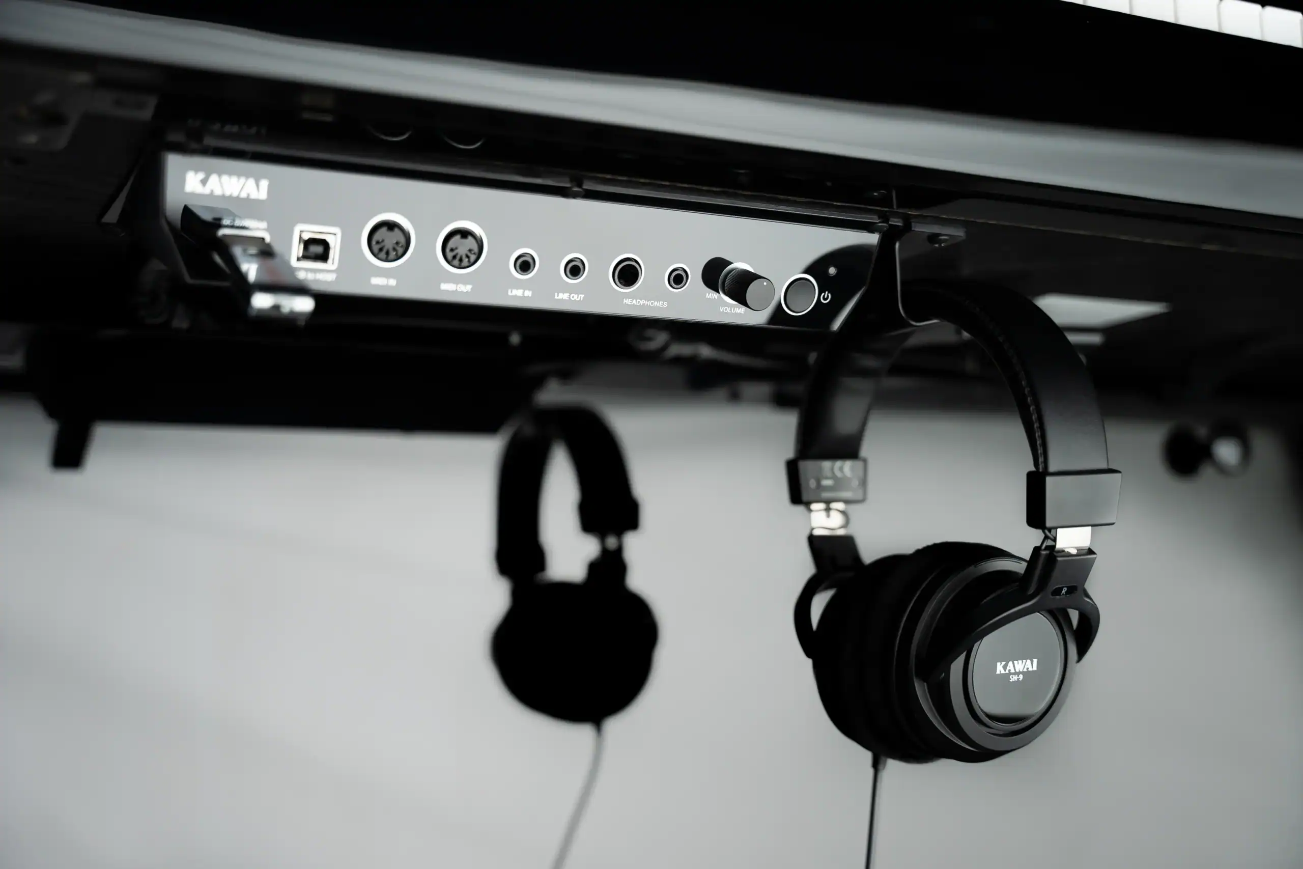 K-200 ATX4 profesionāla audio iekārta ar austiņām un savienojumiem.